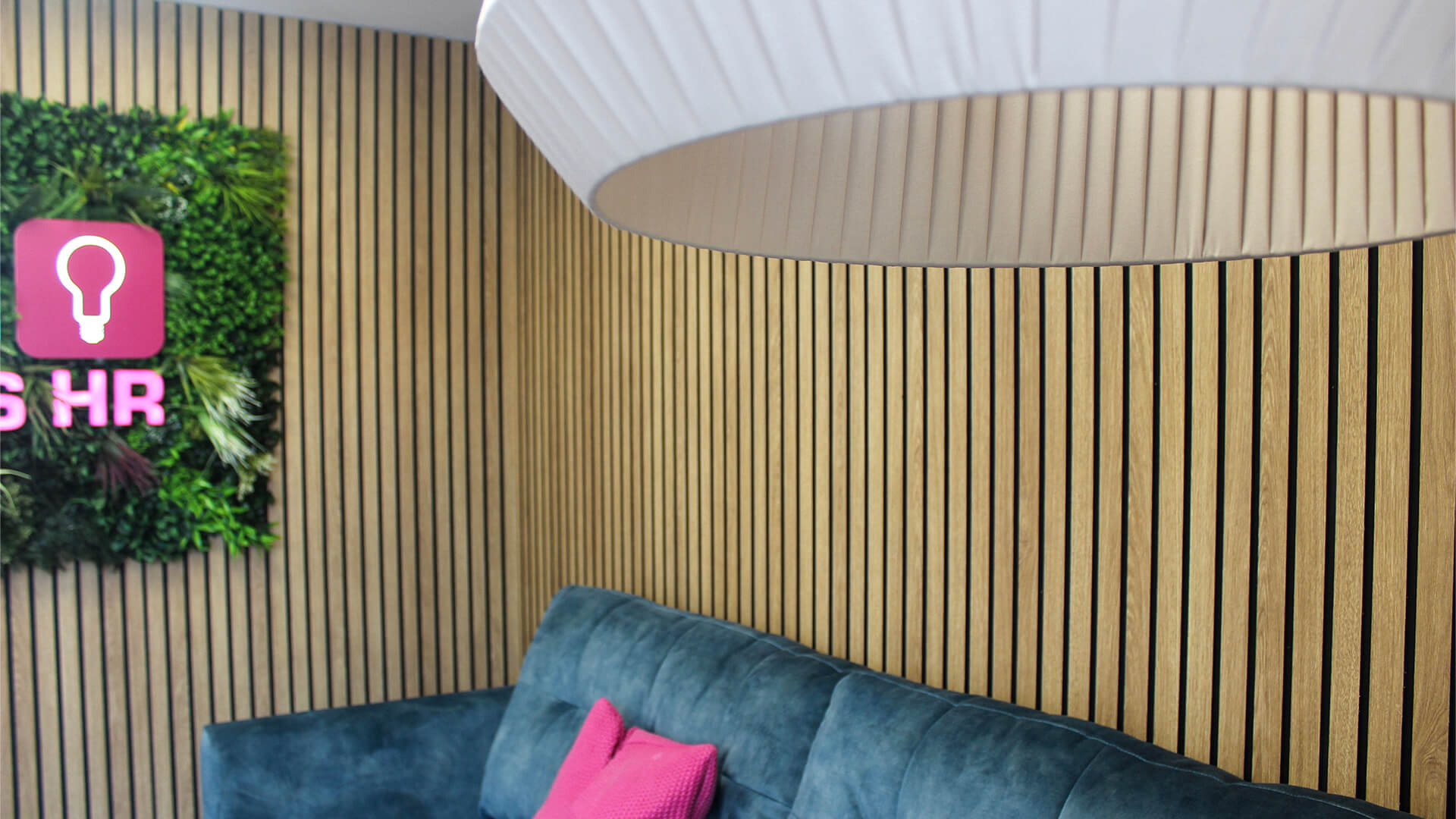 hr-wooden-panneled-room-banner